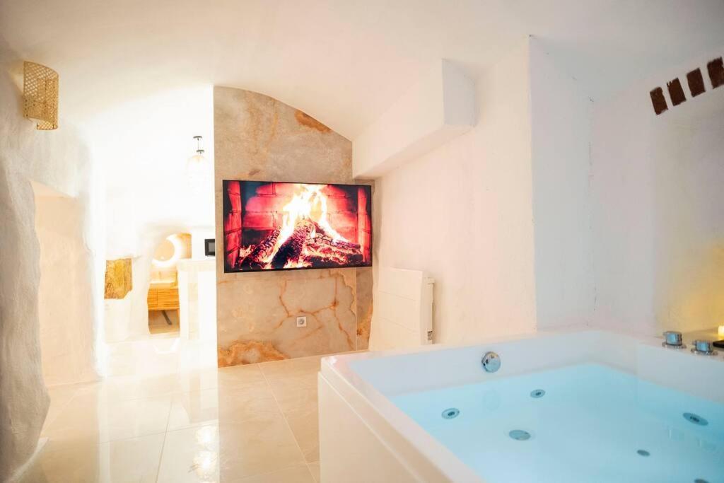 Le Temple D'Aphrodite, Appartement Avec Spa Vienne Kültér fotó